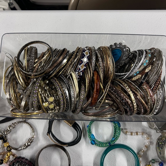 Lot of hundreds of bracelets. - Picture 2 of 5